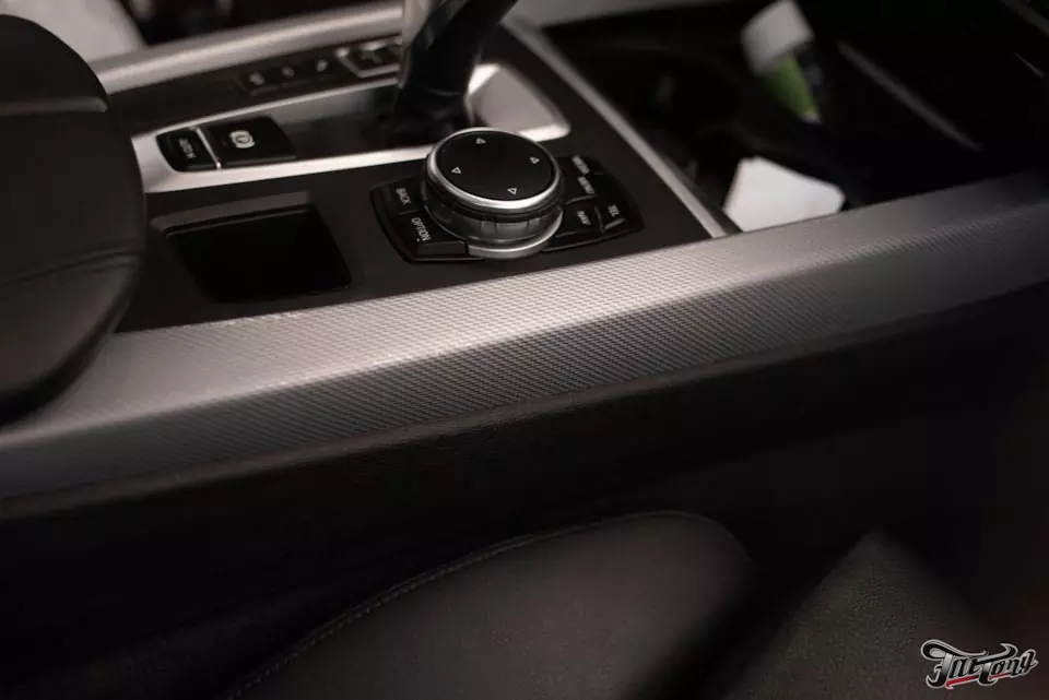 BMW X5. Ламинация карбоном деталей интерьера